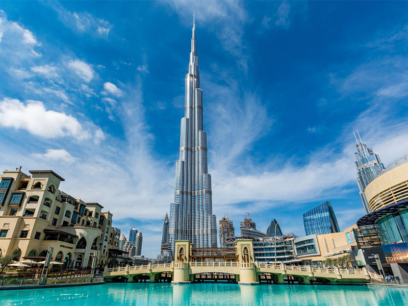برج خليفة يحتفي بإنطلاق أول رائد فضاء إماراتي إلى الفضاء